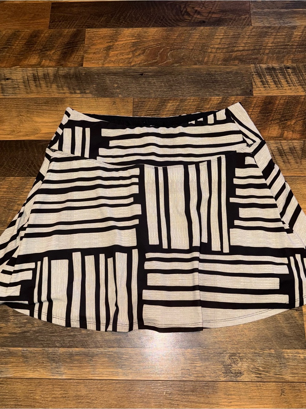 CALIA by Carrie Underwood Black and White Striped Geometric Skort